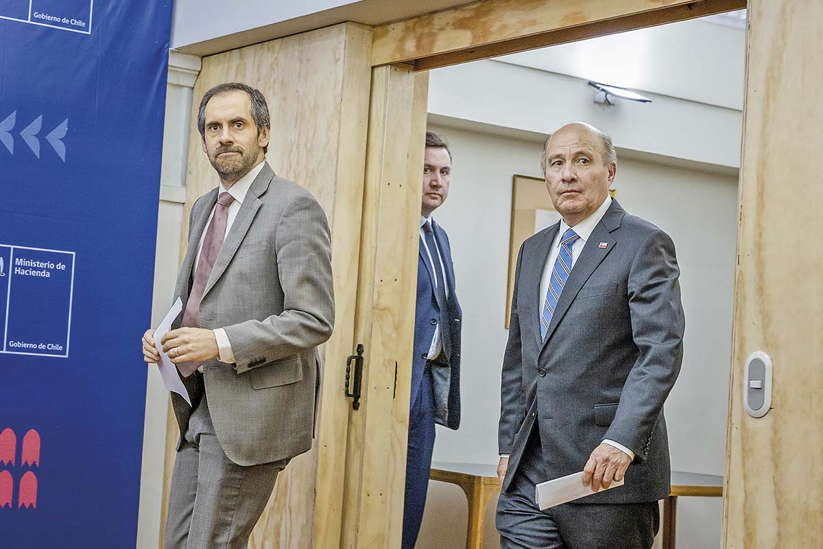 <p>El saliente ministro de Hacienda, Nicolás Grau, y su sucesor Jorge Quiroz. Crédito: Ministerio de Hacienda.</p>