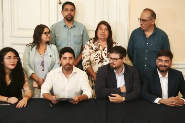 <p>Oficialismo, DC y PDG suscriben acuerdo que le dará dos presidencias al partido de Parisi en la Cámara</p>