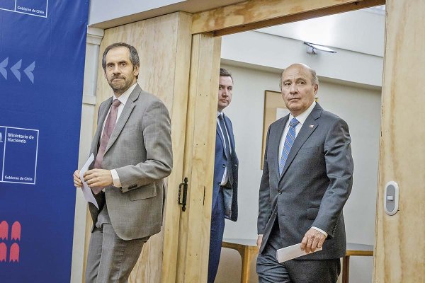 <p>El saliente ministro de Hacienda, Nicolás Grau, y su sucesor Jorge Quiroz. Crédito: Ministerio de Hacienda.</p>