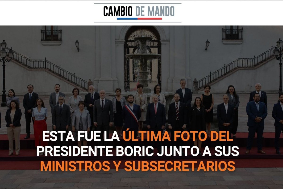 <p>Cambio de mando | Esta fue la última foto del Presidente Boric junto a sus ministros y subsecretarios</p>