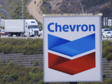 Chevron dice que Milei debe tomar más medidas para desregularizar la economía de Argentina para aprovechar el auge de petróleo de esquisto en el país