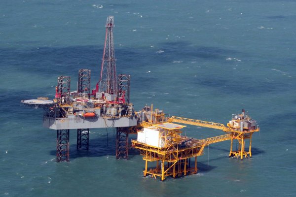 <p>AIE propone la mayor liberación de reservas de petróleo de la historia ante emergencia por la guerra</p>