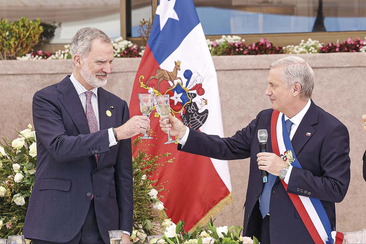 <p>El rey de España, Felipe de Borbón, brindó por el futuro de Chile.</p>