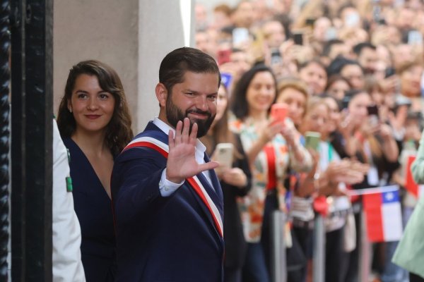<p>Cambio de mando | Presidente Boric abandona el Palacio de La Moneda y recibe los últimos honores de la Guardia de Palacio</p>