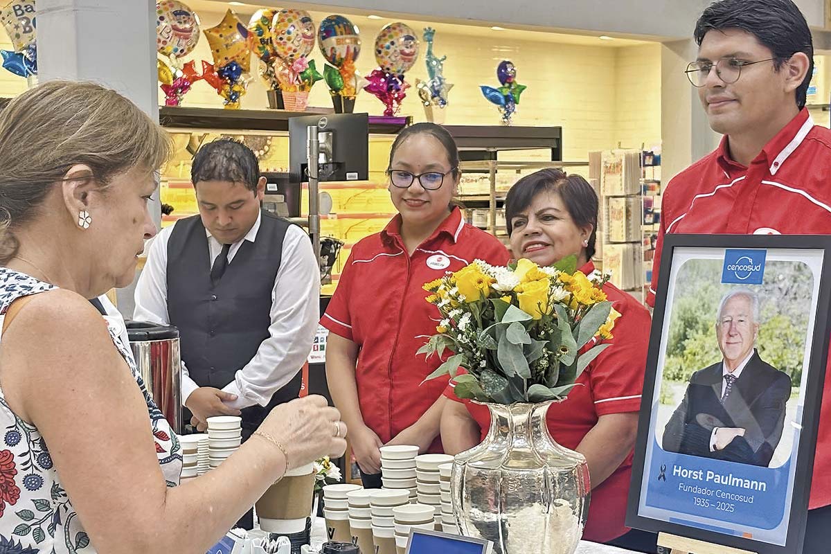 <p>Las acciones conmemorativas incluyen un espacio para que clientes y colaboradores dejen mensajes relativos al fundador del conglomerado.</p>