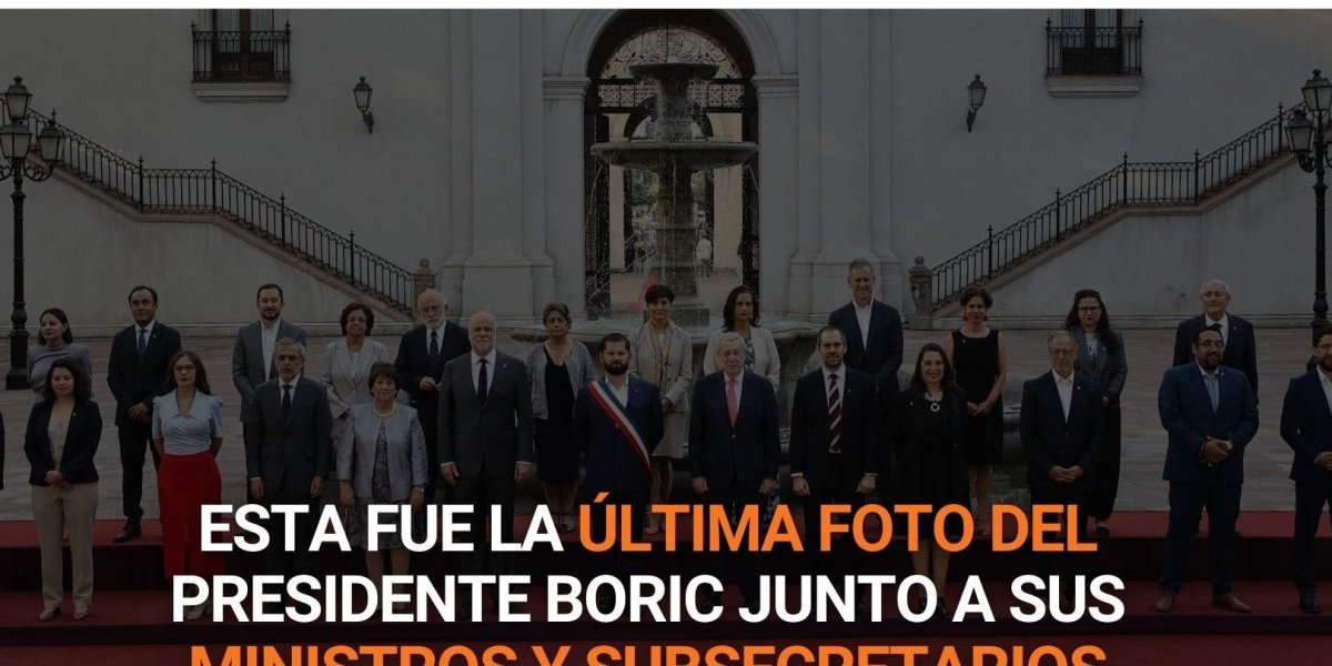 <p>Cambio de mando | Esta fue la última foto del Presidente Boric junto a sus ministros y subsecretarios</p>