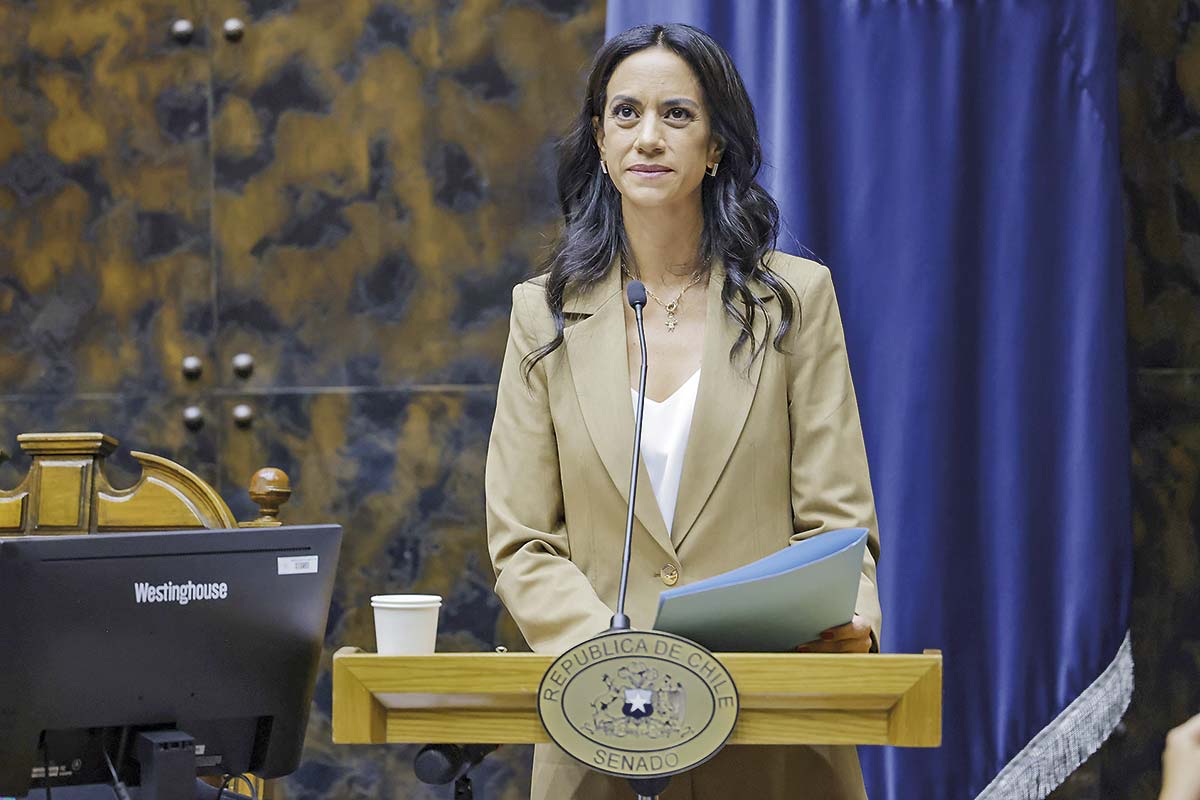 <p>Apenas asumió la presidencia del Senado, Paulina Núñez fue la encargada de poner la banda presidencial al mandatario José Antonio Kast (Foto: Senado)</p>