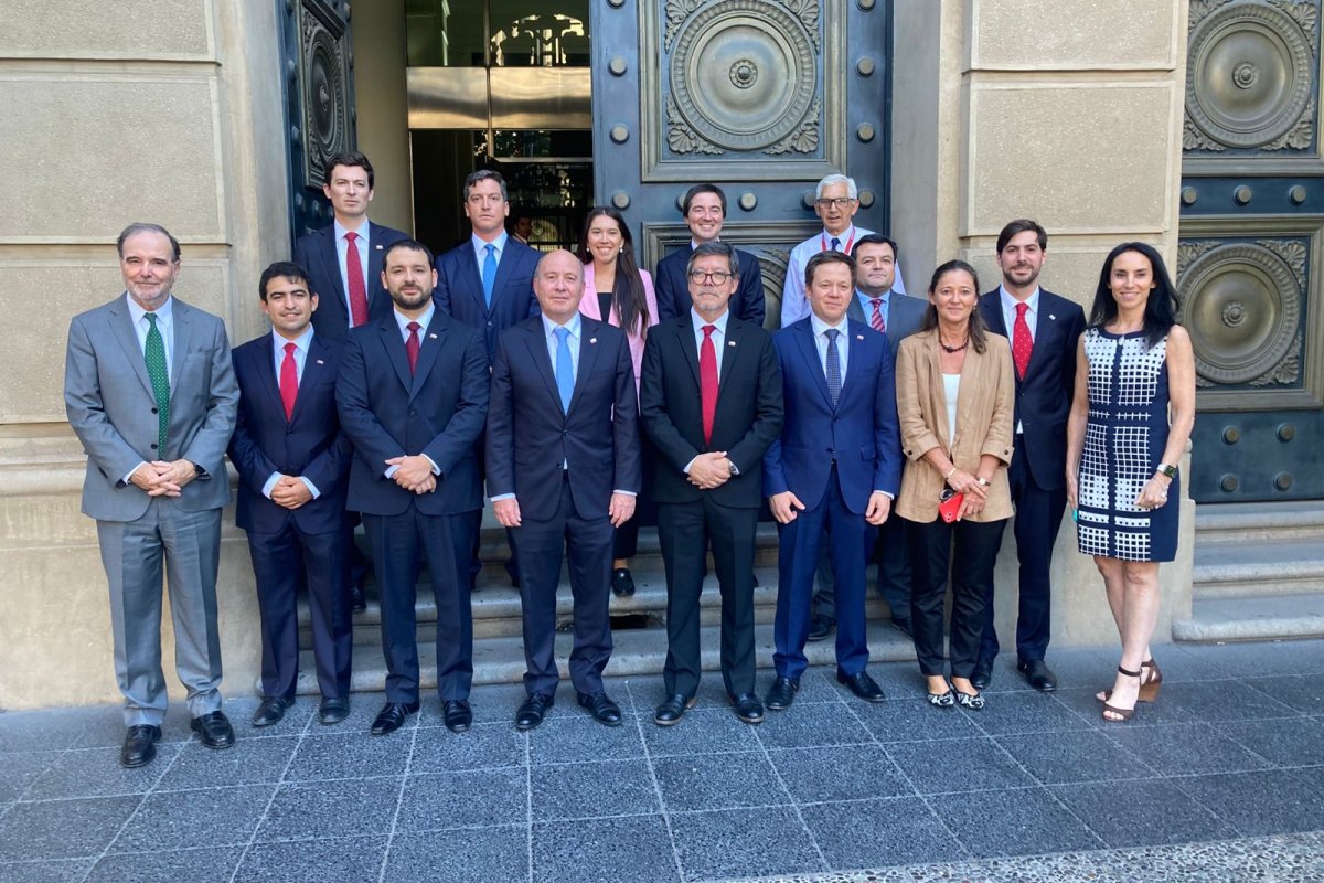 <p>Comenzó la era de Jorge Quiroz en Hacienda: "Lo que viene hacia adelante es un trabajo duro, nos hemos propuesto levantar la economía"</p>