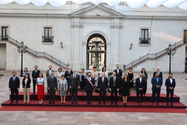 <p>La última foto oficial del Presidente Boric con su gabinete en La Moneda. Foto: Aton Chile</p>