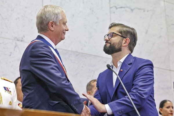<p>Uno de los momentos más comentados del cambio de mando fue cuando el Presidente saliente le entregó un papel a su sucesor, José Antonio Kast. En conversación con Chilevisión, Gabriel Boric dijo que “es una carta”. Foto: Senado</p>