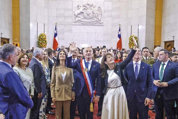 <p>Los recurrentes saludos fueron parte de la ceremonia de cambio de mando este miércoles en el Congreso Nacional en Valparaíso.</p>
