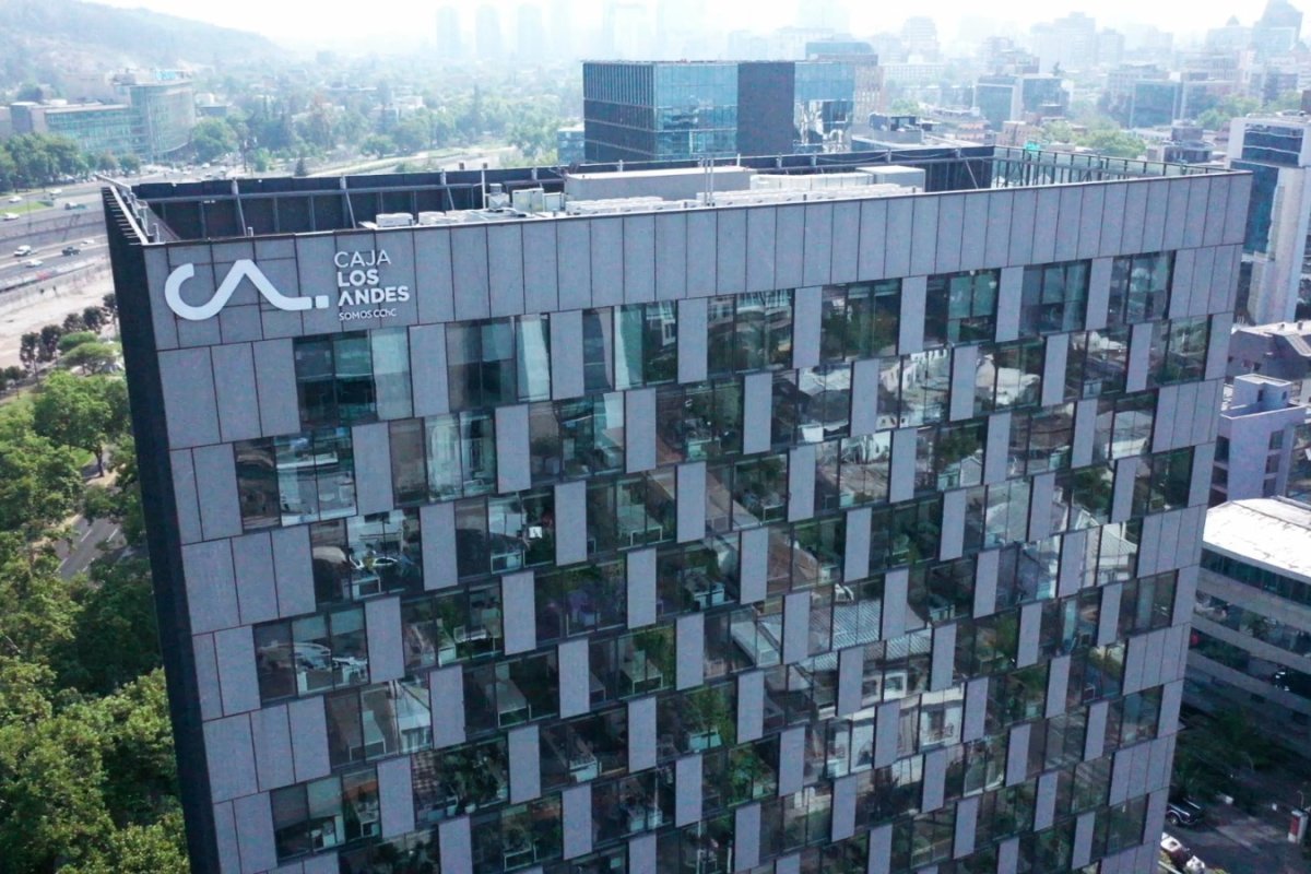 <p>Caja Los Andes aprovecha caída de tasas en UF y levanta más de US$ 130 millones para entregar créditos sociales</p>
