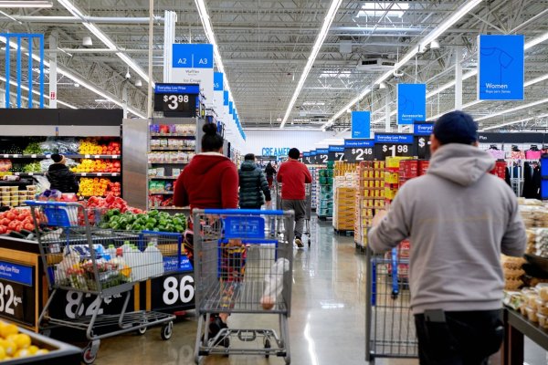 <p>Walmart reparte US$ 25 millones entre los trabajadores de sus tiendas en Chile por "sólido resultados operacionales"</p>
