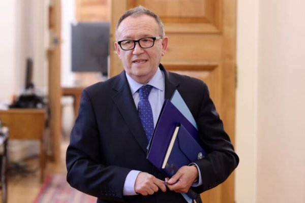 <p>Gobierno adelanta que Hacienda prepara medidas económicas: el 1 de abril presentan reforma tributaria y precisarán ley de 40 horas</p>