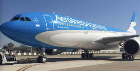 Por alza en el precio del petróleo: Aerolíneas Argentinas aplica recargo en sus vuelos