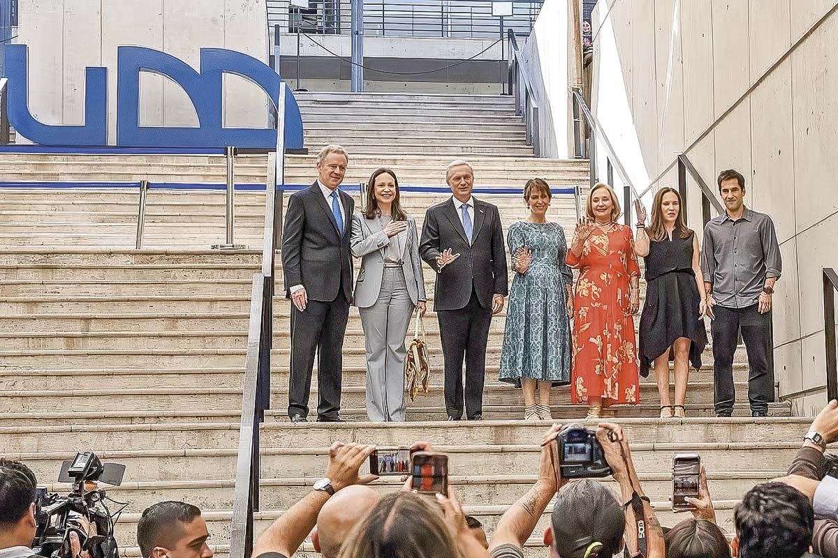 <p>El Presidente Kast junto a la familia Piñera, María Corina Machado y el rector de la UDD, Federico Valdés.</p>