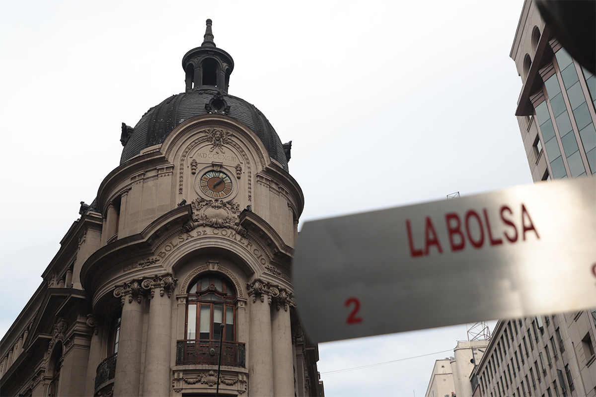 <p>La bolsa chilena entre nuevo ciclo político y el conflicto armado internacional</p>