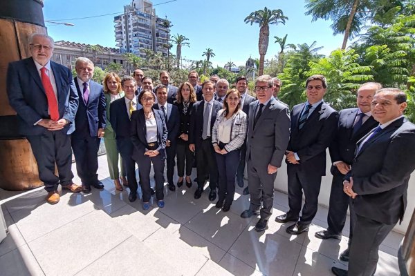 <p>Biministro Mas fija metas para permisos mineros tras cita con altos ejecutivos de empresas: "Queremos facilitarles la inversión"</p>