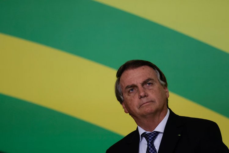 <p>ExPresidente de Brasil Jair Bolsonaro es ingresado a la UCI por una neumonía</p>