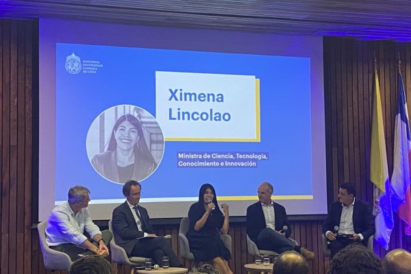 Al medio, la ministra de Ciencia, Ximena Lincolao, durante su participación en el encuentro realizado en el Centro de Innovación UC.