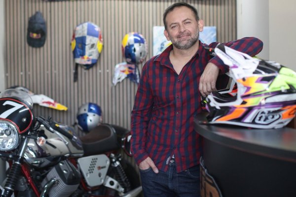 <p>El chileno autodidacta que se convirtió en uno de los 5 pintores de cascos deportivos para Red Bull en el mundo</p>