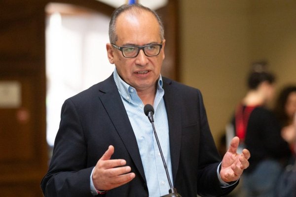 <p>El legislador opositor asegura que fue una "irresponsabilidad" de parte de la autoridad hacer el anuncio, porque genera incertidumbre.</p>