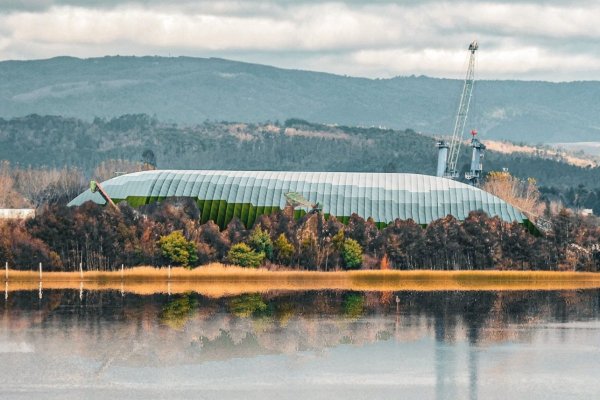 El gran domo geodésico con los colores de Valdivia