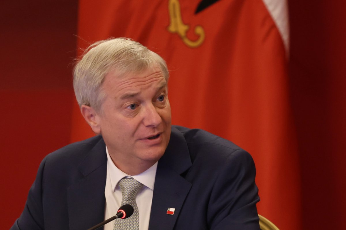 <p>Encuesta Criteria: Kast inicia su Gobierno con 46% de aprobación, cuatro puntos más que Boric al asumir</p>