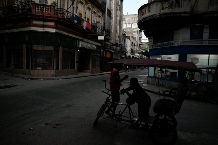 <p>Red eléctrica de Cuba colapsa y deja a millones sin energía</p>