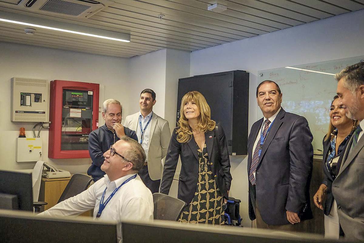 <p>Ministra Ximena Rincón con el presidente del Coordinador Eléctrico, Juan Carlos Olmedo. </p>