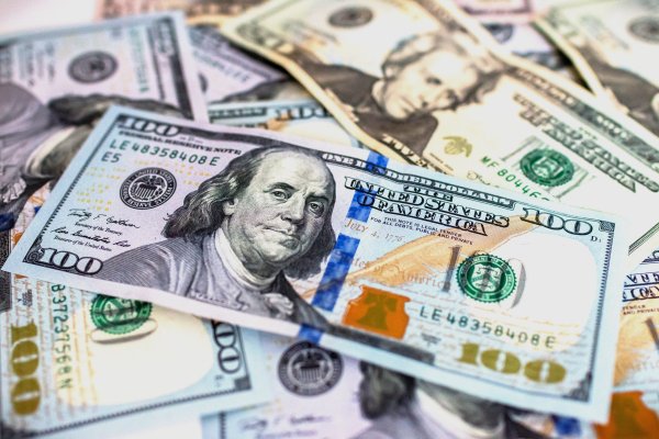 <p>Dólar baja casi $ 10 al inicio de la tarde por ventas globales a medida que Washington busca medios para reabrir el estrecho de Ormuz</p>