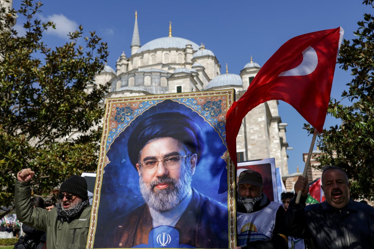 <p>Manifestantes portan una imagen de Jamenei en una marcha el viernes en Estambul por el Día de Al-Quds o Día de Jerusalén. (Foto: Reuters)</p>