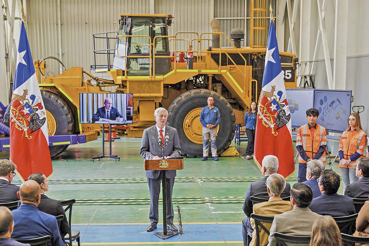 <p>El Presidente Kast en Antofagasta, junto a los ministros Mas y Quiroz. Este último conectado telemáticamente. Foto: Aton.</p>