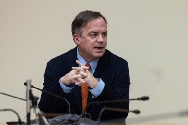 El senador Walker destaca que el proyecto busca poner fin a los "palos blancos" de multipropiedad en el fútbol chileno. (Foto: equipo de prensa del parlamentario)