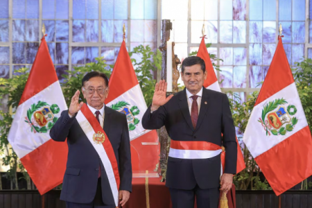 Presidente interino de Perú nombra a nuevo gabinete tras renuncia de primera ministra a menos de un mes de las elecciones presidenciales