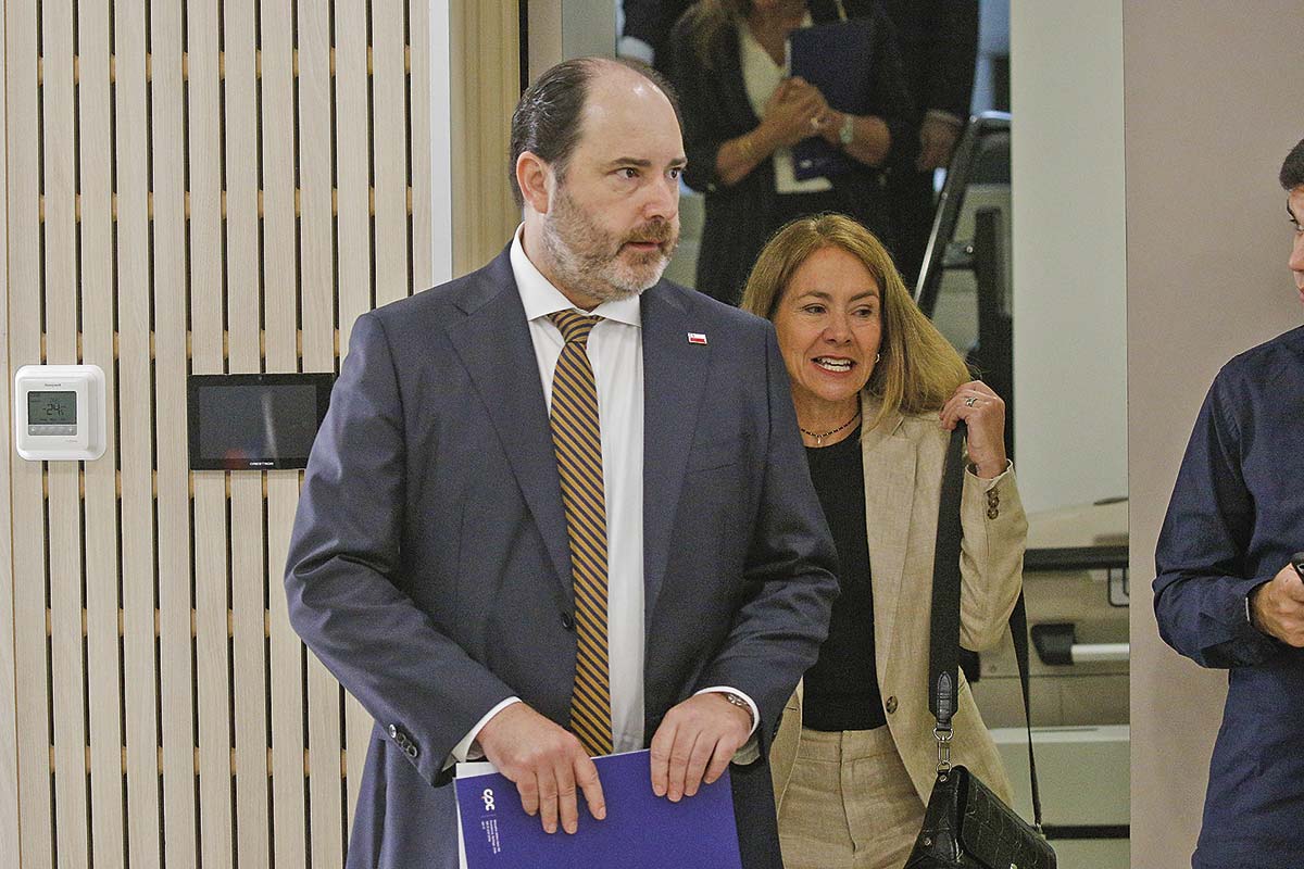 <p>El ministro Rau se reunió este martes con los representantes de la CPC, liderados por Susana Jiménez. Foto: Aton.</p>