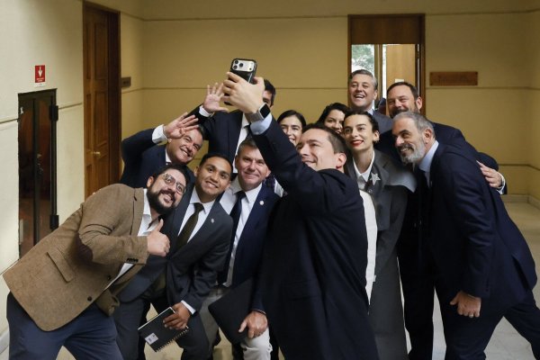 <p>Sonrientes parlamentarios oficialistas tras la sesión de la Camara de Diputados. (Foto: Aton Chile)</p>
