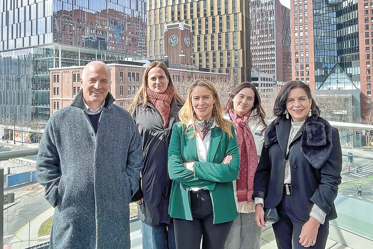 <p>De izq a der: Douglas Albrecht y María Gabriela Nielsen (Neomente), Fernanda Soza (directora ejecutiva de ChileMass), Marcela Henríquez (Neuralis) y Ana María Soza (Vest Brain).</p>