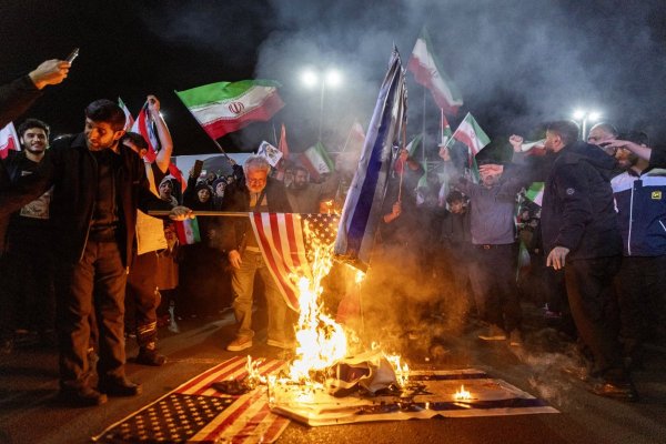 <p>Iraníes prenden fuego a las banderas de Estados Unidos e Israel en Teherán. (Foto: Bloomberg)</p>