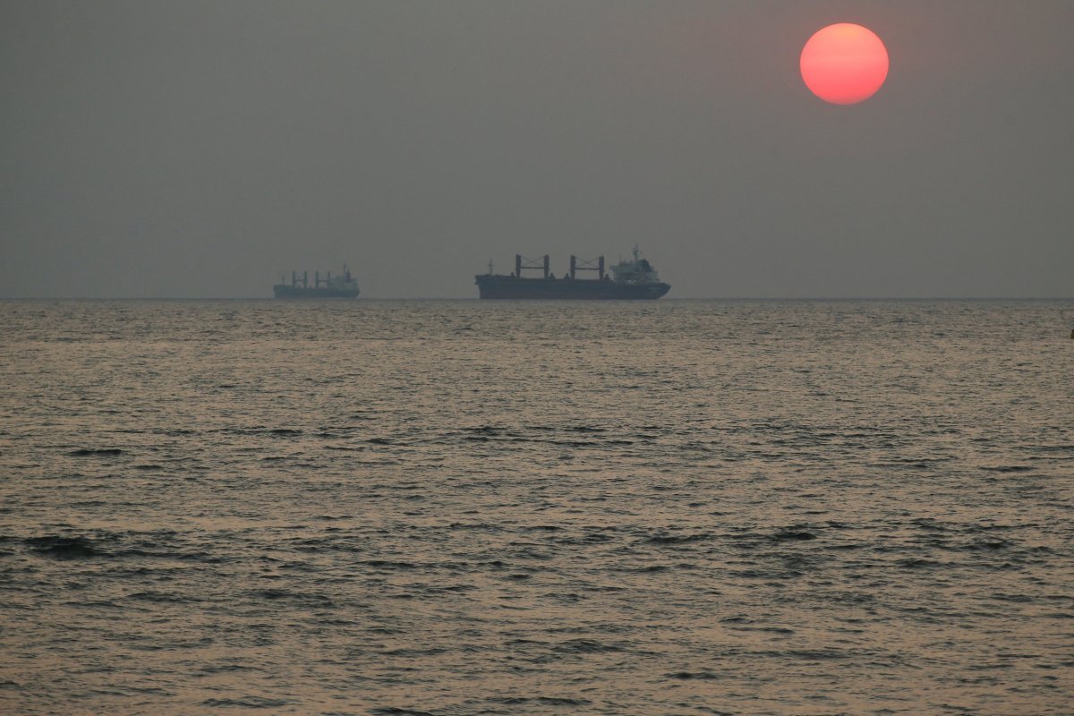 <p>El cierre del estrecho de Ormuz tras los ataques iraníes y el temor a ataques hutíes en el mar Rojo han llevado a las navieras a suspender reservas y desviar mercancías. Foto: Reuters</p>