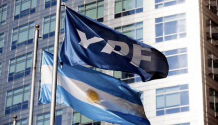 Sorpresa en EEUU: fallo suspende demandas contra Argentina por YPF