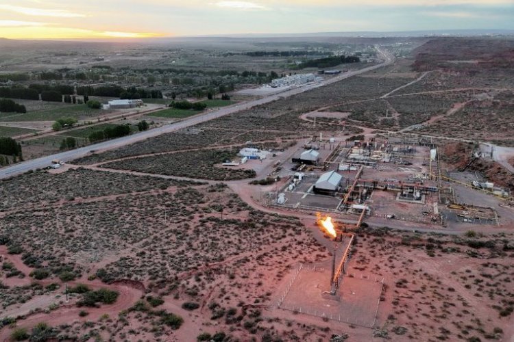 <p>Las dos caras del petróleo argentino: Vaca Muerta registra récord de producción frente a nuevas caídas del convencional</p>