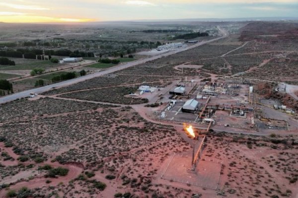 <p>Las dos caras del petróleo argentino: Vaca Muerta registra récord de producción frente a nuevas caídas del convencional</p>