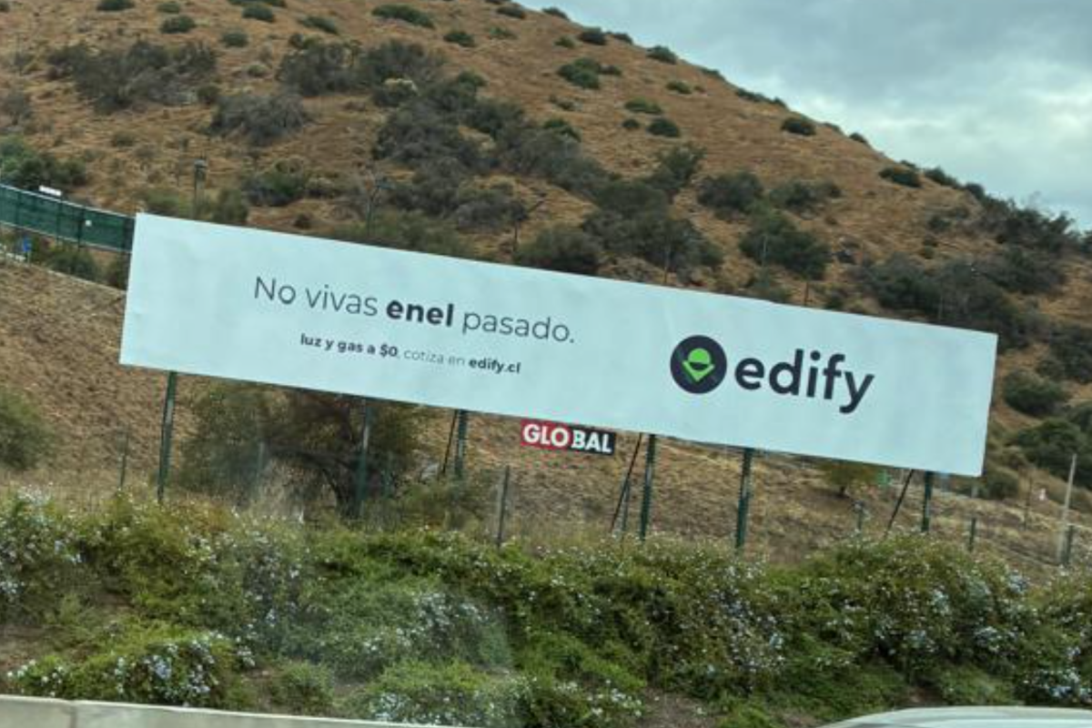 <p> Publicidad en la autopista Costanera Norte de la empresa chilena Edify </p>