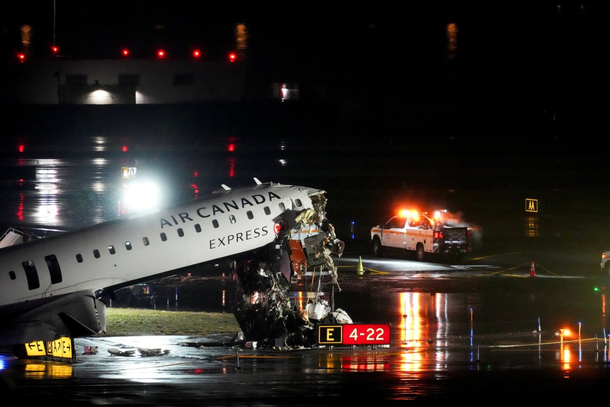 <p>El avión, un CRJ-900 de Air Canada Express, operado por su socio Jazz Aviation, transportaba a 72 pasajeros y cuatro miembros de la tripulación procedentes de Montreal. (Foto: Reuters)</p>
