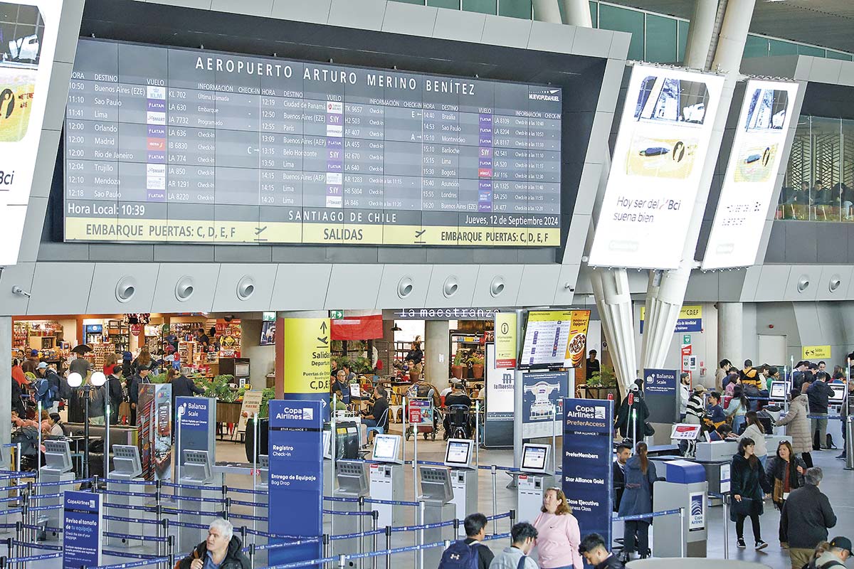 <p>Cocha advierte que alza del petróleo empezó a traspasarse y proyecta alzas de entre 8% y 9% en los pasajes aéreos</p>