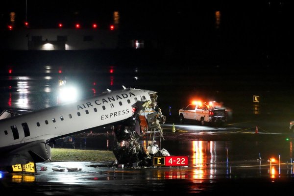 <p>El avión, un CRJ-900 de Air Canada Express, operado por su socio Jazz Aviation, transportaba a 72 pasajeros y cuatro miembros de la tripulación procedentes de Montreal. (Foto: Reuters)</p>