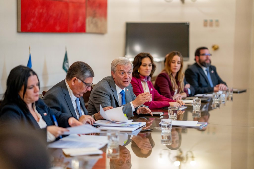 Combustibles: Kast pide unidad al oficialismo de cara al anuncio de ayudas para contener alzas en transporte público y la parafina