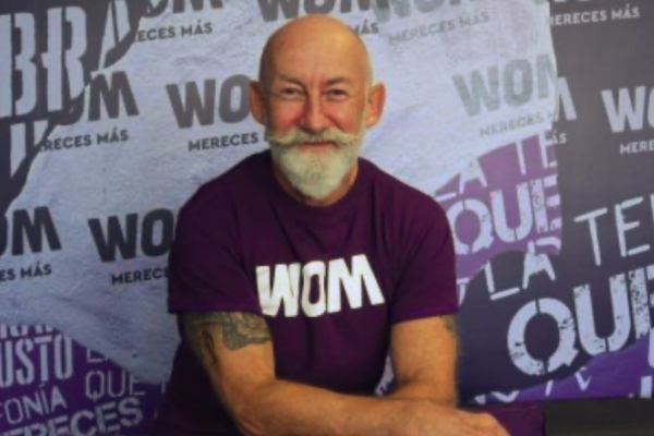 <p>WOM concluye el 2025 con tímida alza de 2,1% en sus ingresos totales, pero mejora perfil financiero y crece en clientes</p>