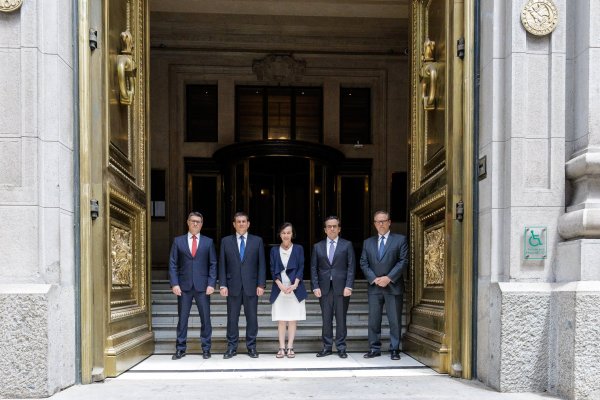 <p>Banco Central mantiene tasa en 4,5% y posterga para 2027 la vuelta a la meta tras pasar por el 4% este año</p>